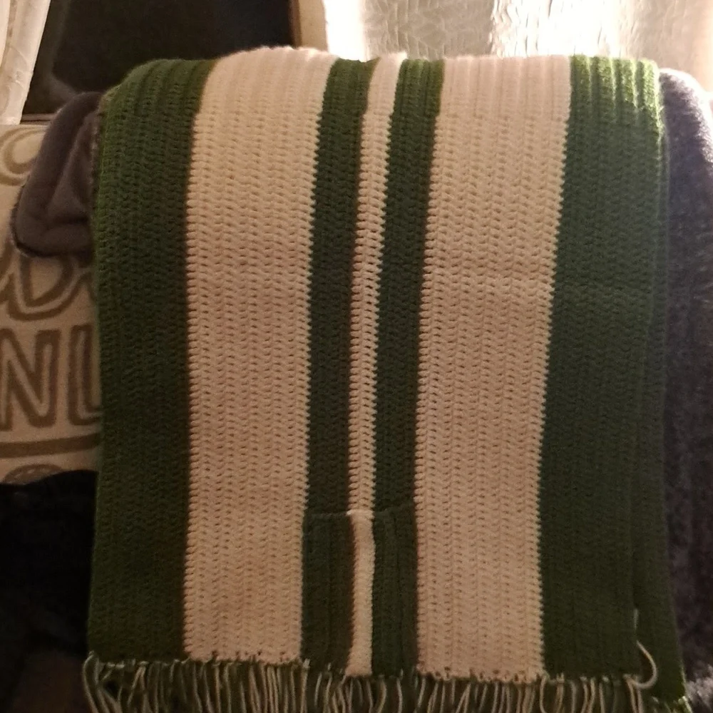 Hand knit throw with pockets - Picture 1 of 3